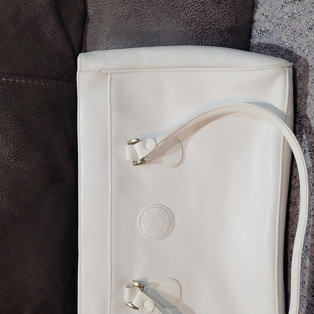 Axiom Leather Purse - Picture 3 of 15